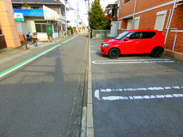 ブリックメゾン金剛の駐車場