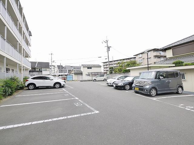 平城グリーンマンションの駐車場