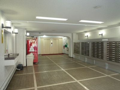 【エントランス】 | 川口サマリヤマンション | エントランスホールです。メールボックス、管理人室、掲示板があります。