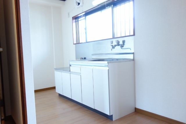 第２竹雪コーポのキッチン|窓のある流し台