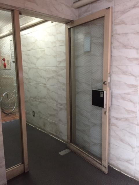 新宿区新宿５丁目の事務所のエントランス