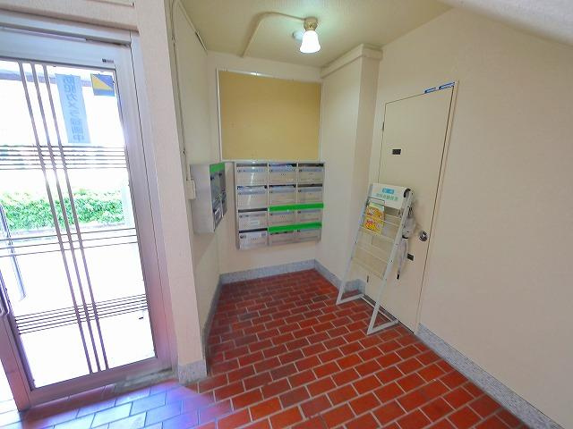 ことやビルのエントランス