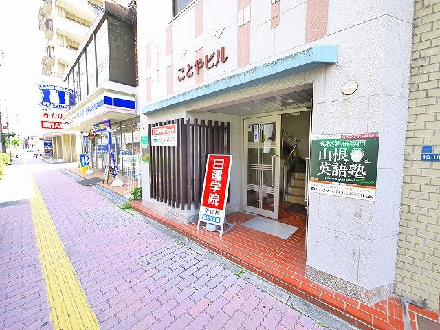 ことやビルのエントランス