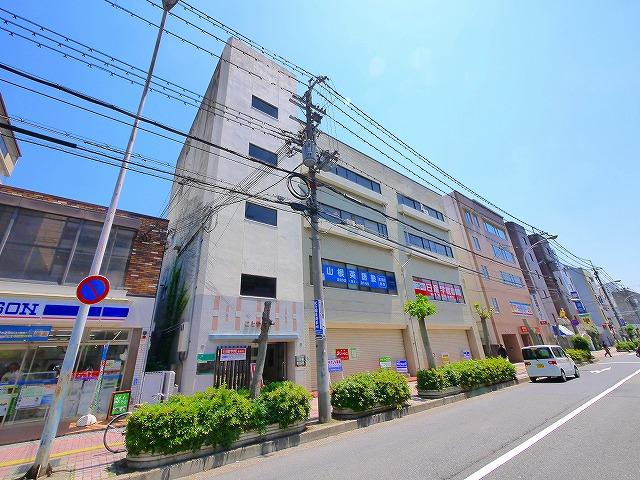 ことやビルの外観