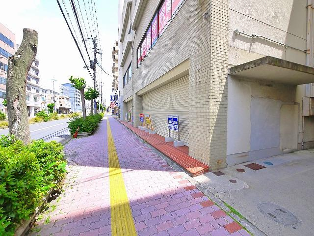 ことやビルの周辺