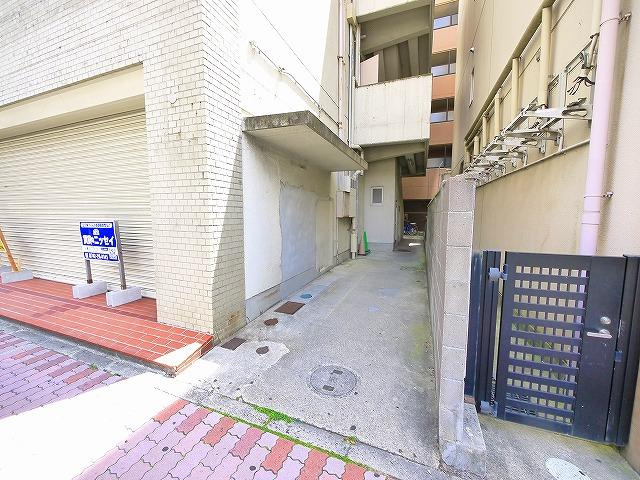 ことやビルのエントランス