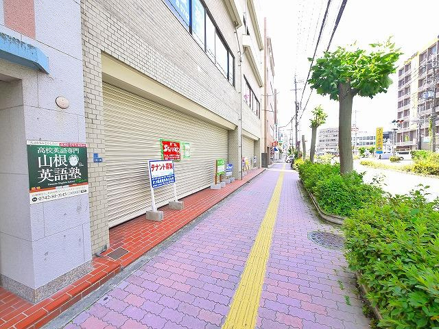 ことやビルの周辺