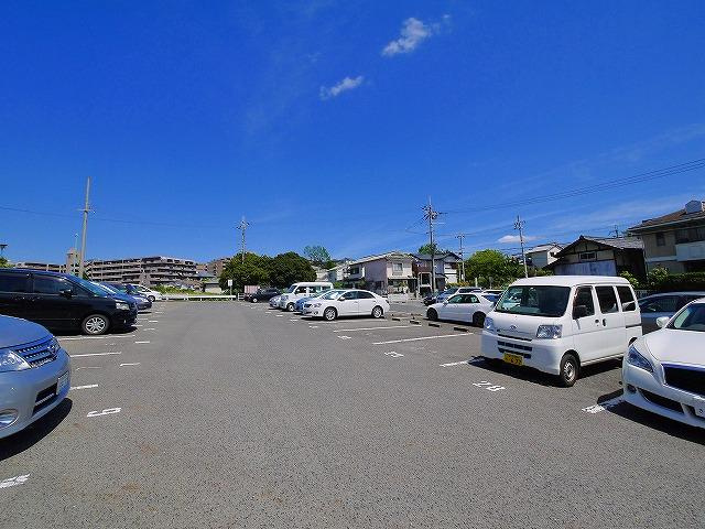 サザンヒルズ学園前　1番館の駐車場