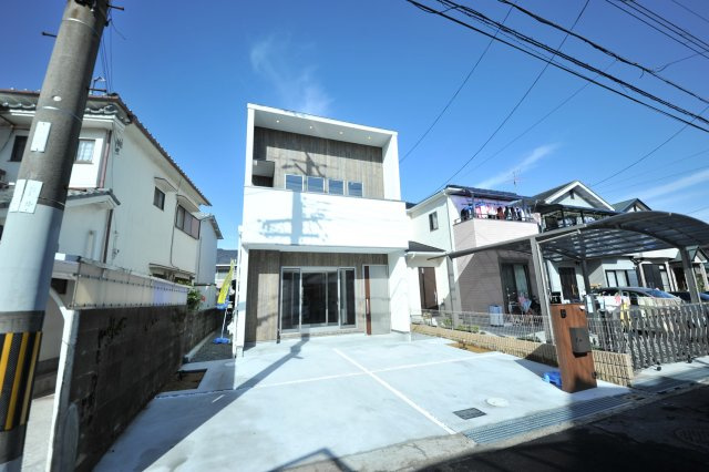 クロワールタウン堀上緑町　堺市西区　新築の外観|広い駐車スペースは並列2台可！