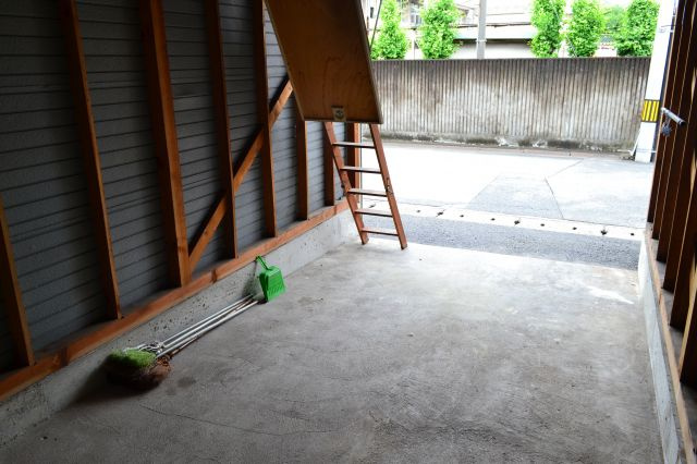 高柳シャッター付ガレージ倉庫の駐車場|１階駐車場部分