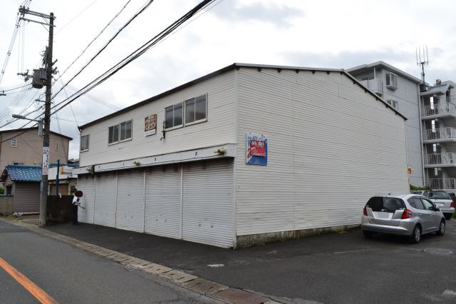 高柳シャッター付ガレージ倉庫の外観|２階建てシャッター付ガレージ倉庫