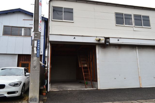 高柳シャッター付ガレージ倉庫のエントランス|正面