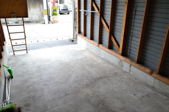 高柳シャッター付ガレージ倉庫の駐車場|１階駐車場部分