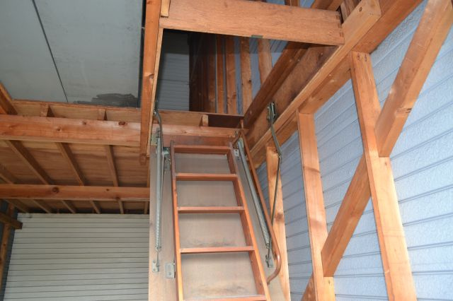 高柳シャッター付ガレージ倉庫の設備|２階部へのハシゴ