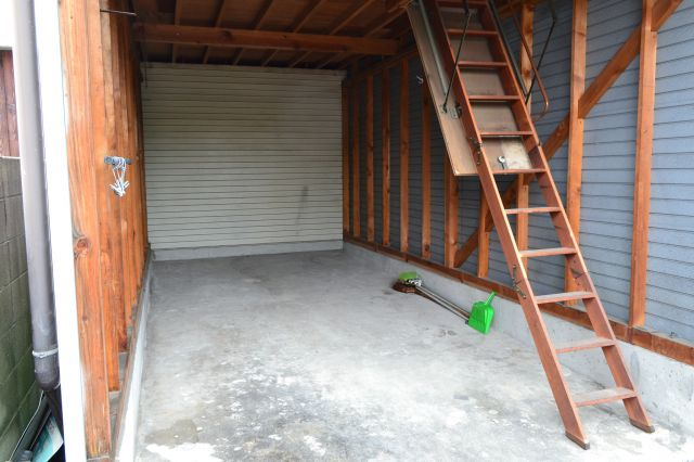 高柳シャッター付ガレージ倉庫の駐車場|１階駐車場部分