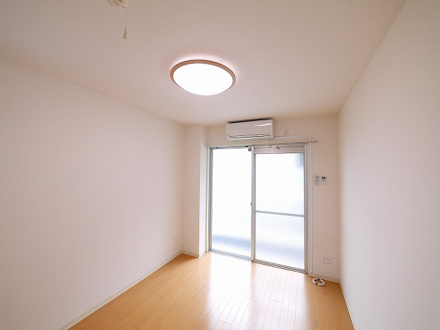 コーポ三和新大宮2号館の洋室