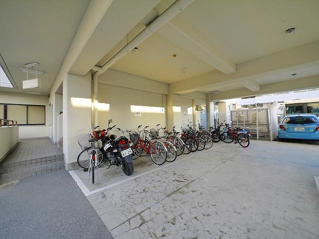 高畑マンションのその他共用部分|ゆったりとした駐輪スペース