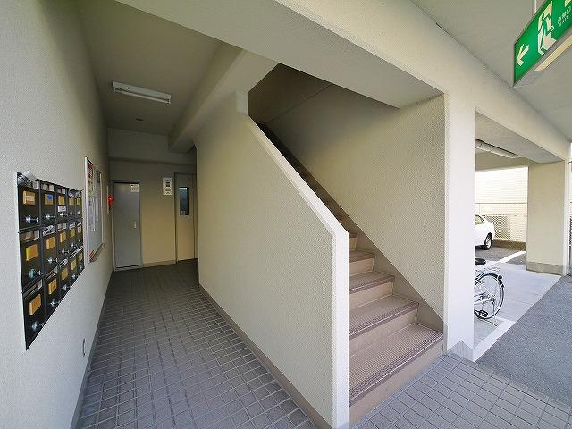 高畑マンションのエントランス|きれいな共有スペース