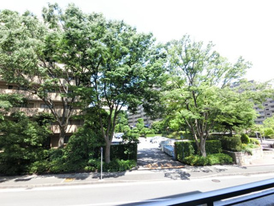【展望】 | リステージ本牧 | 綺麗なマンション街で緑も多い為、リビングからの景色も良好です♪