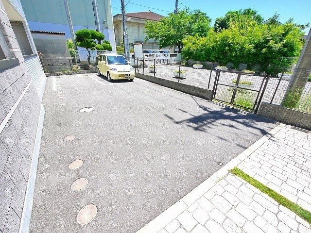 ブリリアント　アコーポリッシュの駐車場|車をお持ちの方に嬉しい駐車場付きの物件です