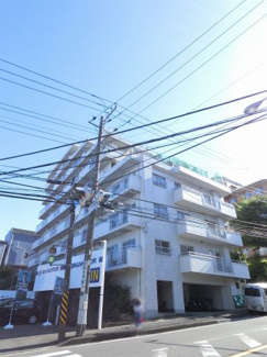 【外観】 | 京浜急行線「上大岡」駅徒歩19分、バス10分+徒歩1分・JR横須賀線「東戸塚」駅バス16分+徒歩1分。高台のため植栽や遠くの山を望む事ができ開放感有♪