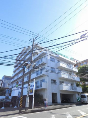 【外観】 | ダイアパレス上大岡 | 京浜急行線「上大岡」駅徒歩19分、バス10分+徒歩1分・JR横須賀線「東戸塚」駅バス16分+徒歩1分。高台のため植栽や遠くの山を望む事ができ開放感有♪