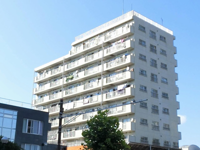 【外観】 | エンゼルハイム花月園 | 京浜急行線「花月園前」駅徒歩3分・JR京浜東北線「鶴見」駅徒歩13分・鶴見線「国道」駅徒歩5分と3路線3駅利用可能な好立地！1階にスーパーマルエツ（営業時間9:00～21:00）があります！