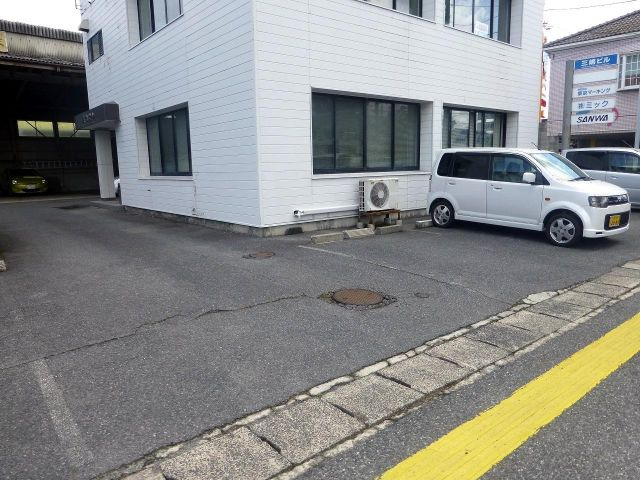 旗ヶ崎2丁目　三嶋ビル　の駐車場|駐車場は建物正面に1台、建物奥側に1台、合計2台付き