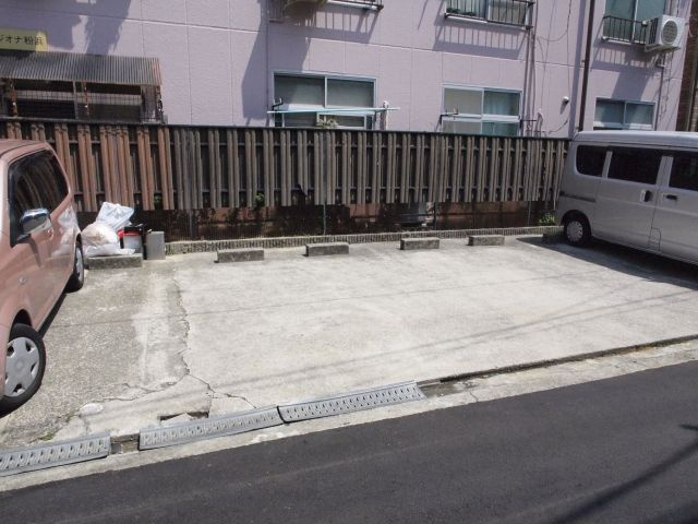 ジオナ粉浜の駐車場