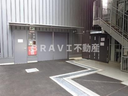 プラウドタワー安堂寺 BRAVI不動産の駐車場