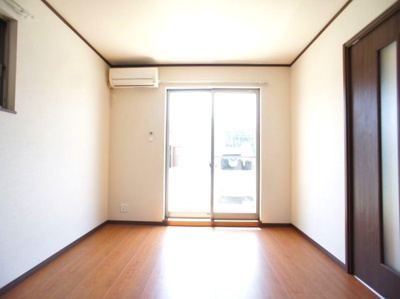 【居間・リビング】 | コスモスA | 快適の過ごせるエアコンが付いています♪