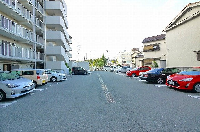 ルネ新大宮の駐車場