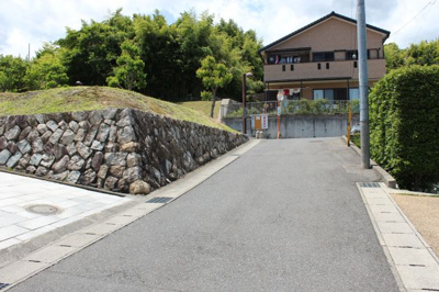 【前面道路含む現地写真】 | 大津市衣川一丁目1354-8 三方角地 | 北側道路を東方向から、北側は道路と敷地に高低差があります。
