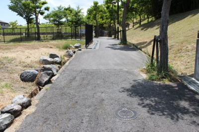 【前面道路含む現地写真】 | 大津市衣川一丁目1354-8 三方角地 | 西側道路