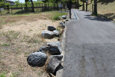 【前面道路含む現地写真】 | 大津市衣川一丁目1354-8 三方角地 | 西側道路との境界付近