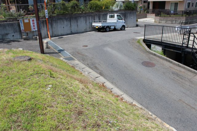 【前面道路含む現地写真】 | 大津市衣川一丁目1354-8 三方角地 | 敷地から北側前面道路を見下ろすカット