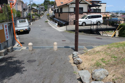 【前面道路含む現地写真】 | 大津市衣川一丁目1354-8 三方角地 | 北西角付近、別角度