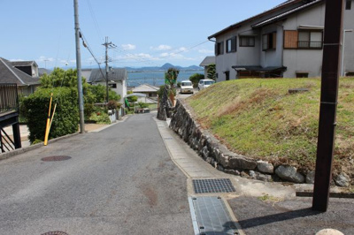 【前面道路含む現地写真】 | 大津市衣川一丁目1354-8 三方角地 | 北側道路別角度