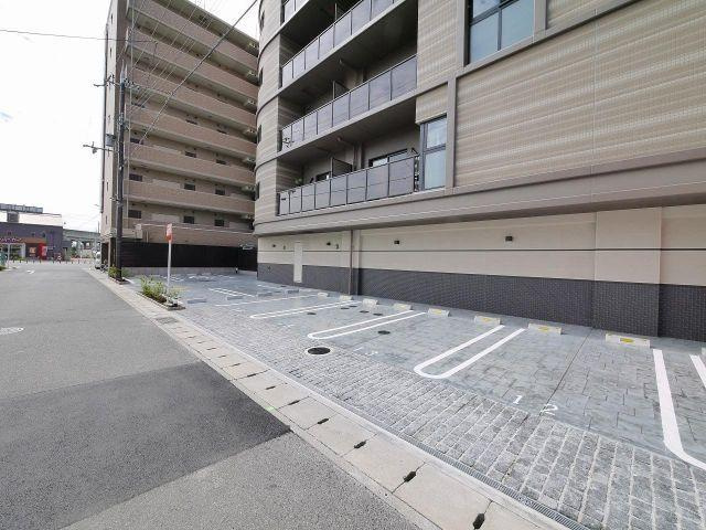 幸court　nara　sanjoの駐車場|車をお持ちの方に嬉しい駐車場付きの物件です