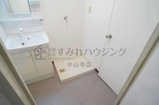 プリヴェール中山の収納|和室入り口手前には作りつけ収納がございます。