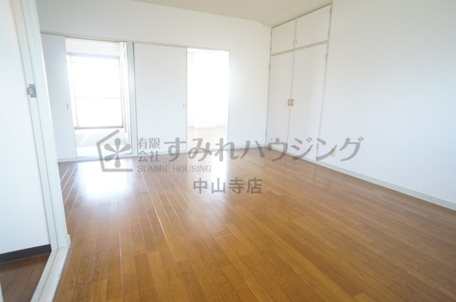 プリヴェール中山のキッチン|ワイドなキッチン。窓もあります！