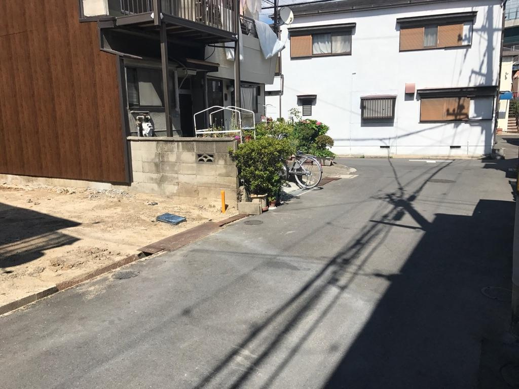 グラッド・タウン島頭１丁目　新築戸建ての前面道路含む現地写真