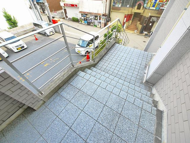 グランドビル竹の花のその他共用部分|お部屋入り口の階段です。