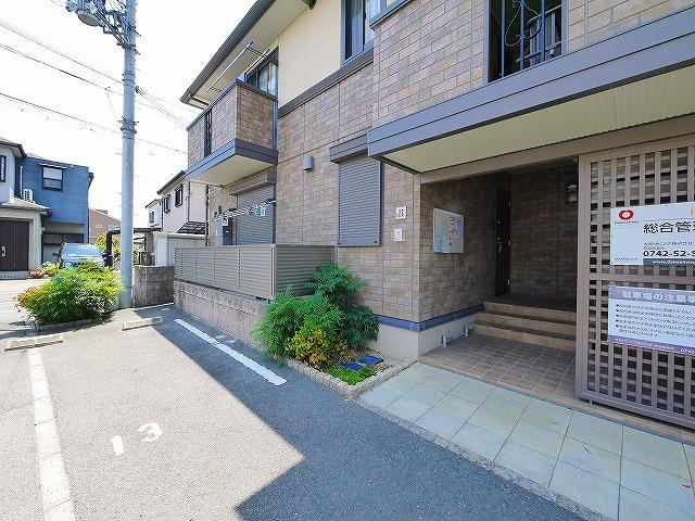 カクタス　フローラB棟のエントランス|落ち着いたエントランスです