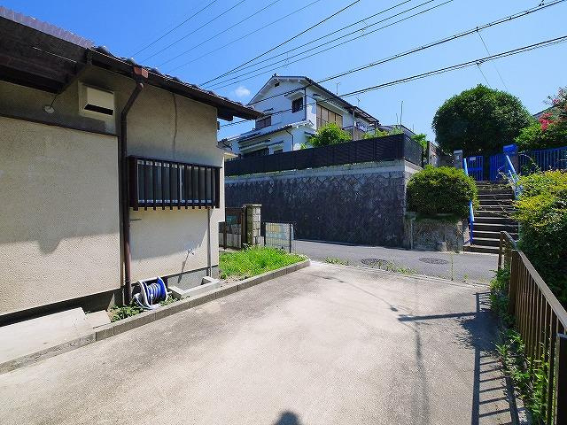 六条平屋の駐車場
