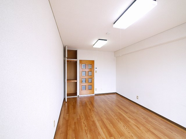 メゾン三条の居間・リビング|明るい洋室です。