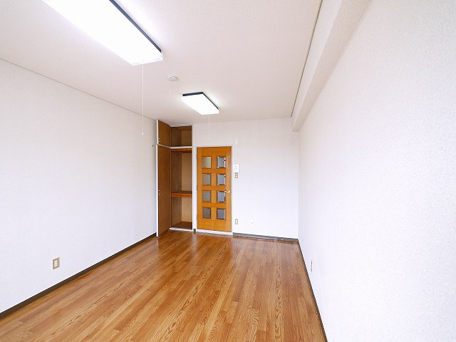 メゾン三条の洋室|ゆったりした洋室です
