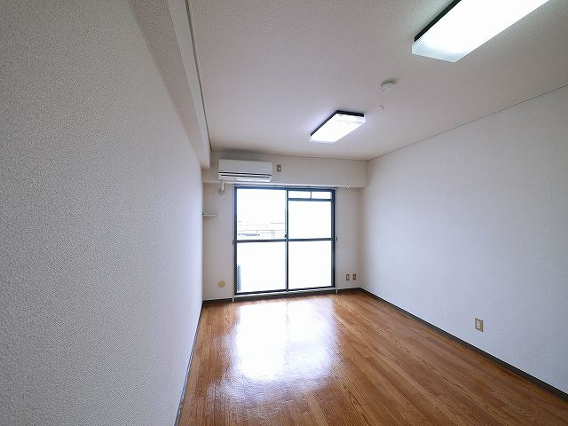 メゾン三条の寝室|落ち着いた色調の寝室です