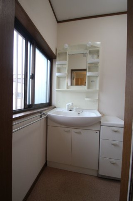 【独立洗面台】 | 柏崎貸家 | 独立洗面台あり、毎朝おしゃれに忙しい女性の方におすすめです