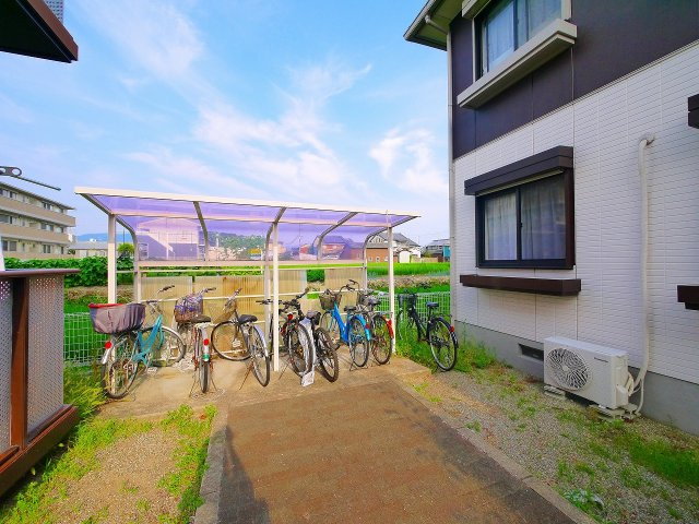 クレールコートＢのその他共用部分|ゆったりとした屋根付きの駐輪スペース